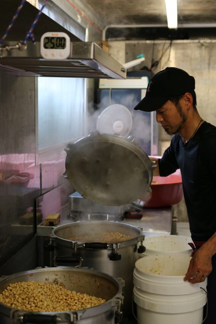 お味噌をつくるシーン