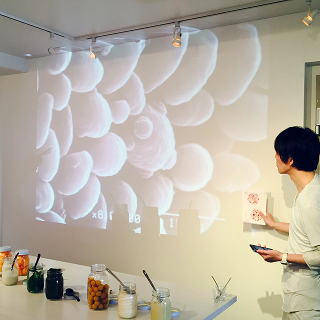 「COBO Lab.自然発酵食研究所（コーボラボ）」にて乳酸球菌の説明をする遊さん