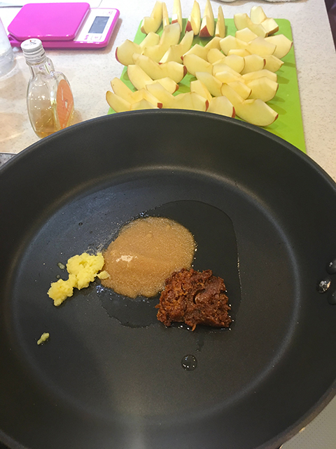 フライパンに入った、米油・味噌・キビ糖・ショウガ