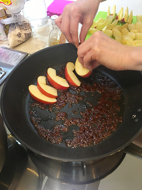 フライパンに、りんごを重ならないように並べる