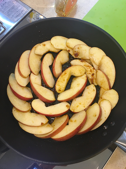 フライパンに、りんごを重ならないように並べる