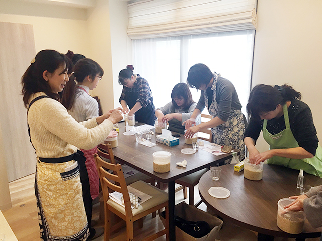 発酵教室「糀キッチン」の味噌教室の様子