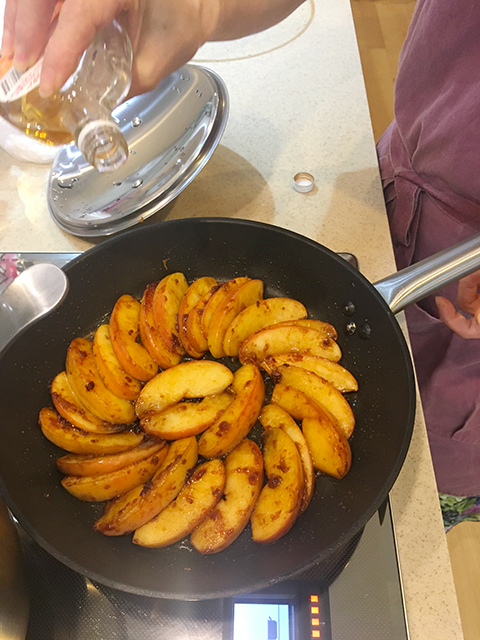 洋酒を振ってフライパンを揺らしながらアルコール分を飛ばす