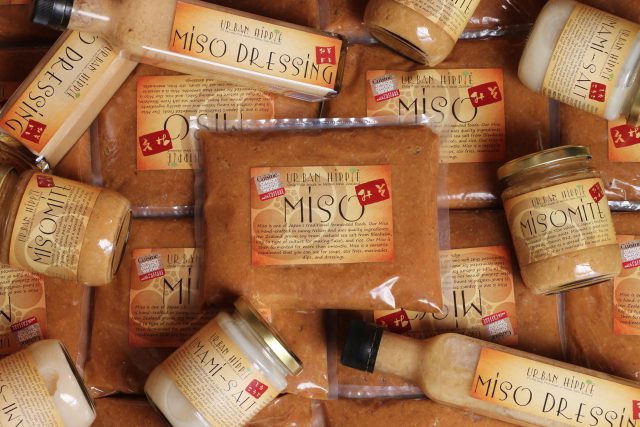 今回はニュージーランドでお味噌を生産・販売されている「Urban Hippie」主宰の前田さんご夫妻の登場です。