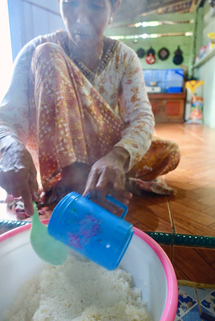 もち米に熱湯をかける