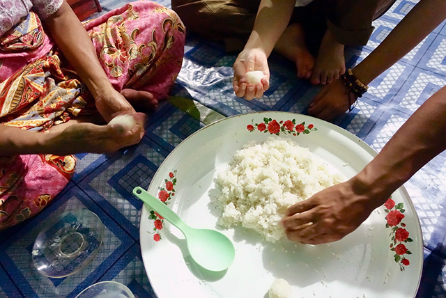 もち米を丸める