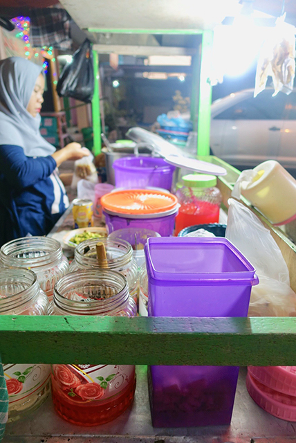 ラマダンの時期は、食堂やレストランは殆ど開いていないが、代わりにフルーツポンチなどのスイーツを売る露天が並ぶ