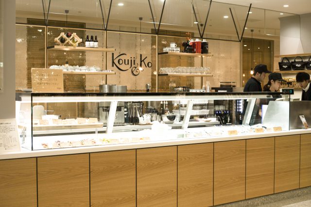 カウンター_発酵デリカテッセンカフェテリア「Kouji&ko（コウジアンドコー）」：発酵ライフを愉しむ haccola（ハッコラ）