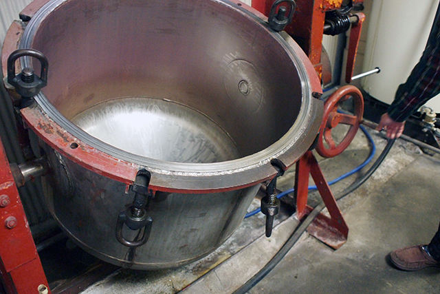 圧力釜で30分ほど蒸しあげる「蒸煮（じょうしゃ）」