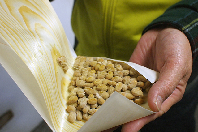 パッケージは、保存性が高い「経木（きょうぎ）」と湿度と通気性のバランスを良くする「ろう引き紙」