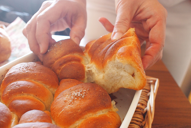 ホーロー容器の性能を最大限生かした『ホーローde塩バターパン』の作り方を開発