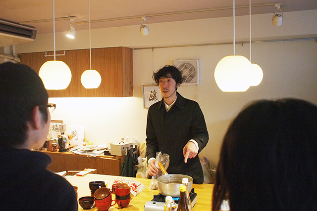 石橋さんがお吸い物を作りながら、各レベルによる味の変化を体感