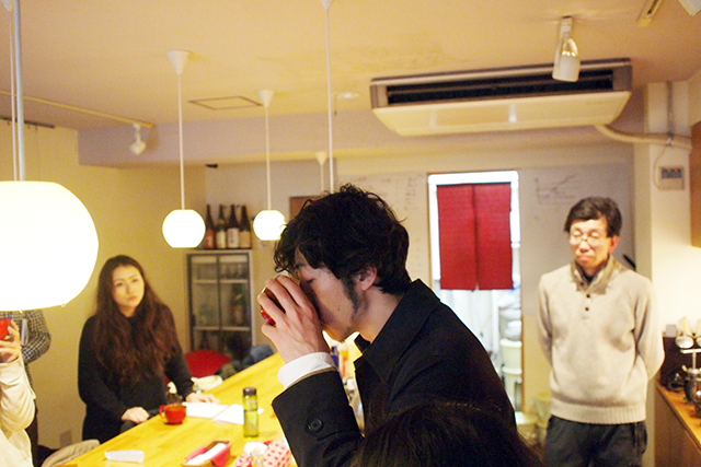 お吸い物を味見する石橋さん