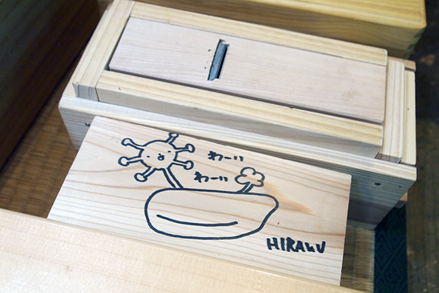 タイコウのかつお節削りに描かれたヒラクさんのサインとイラスト