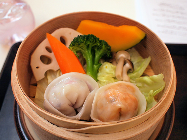 特性の米粉の皮は包むのも難しいそうですが、見た目にも美しい点心に、気持ちも上がります。