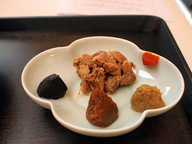 左の一番黒いのはカクキュー八丁味噌、真ん中手前は小池糀店の大豆チーズみそ玉、右の薄いのが井伊商店の麦だけの味噌、中央で大粒は十和田名物ごど、赤いのが新潟のかんずり。