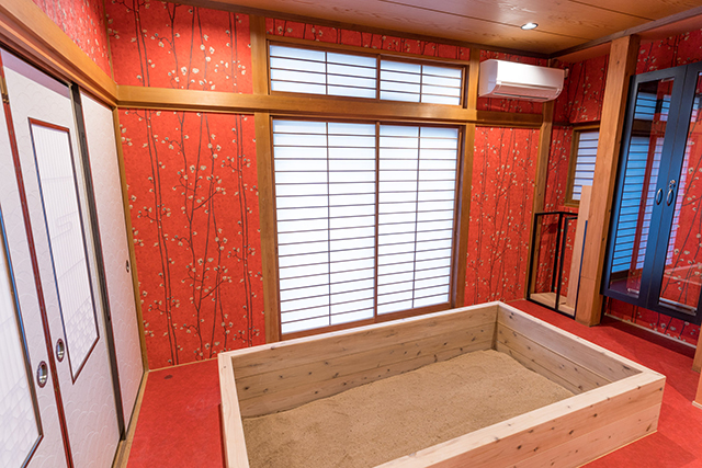 個室浴室：レッドルーム