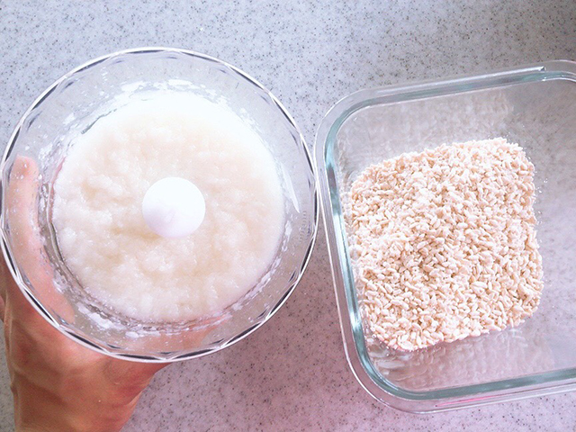 すりおろした玉ねぎを、麹と塩が入った保存用びんに入れる