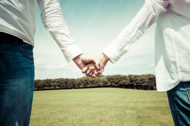 手をつなぐ男女：haccola　発酵ライフを楽しむ「ハッコラ」