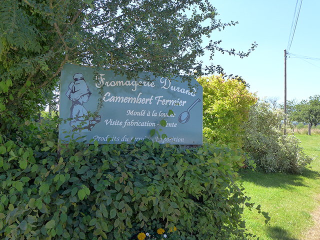 ラベルと同じマリー・アレルさんのイラストが描かれた看板が目印のフロマージェリー・デュラン