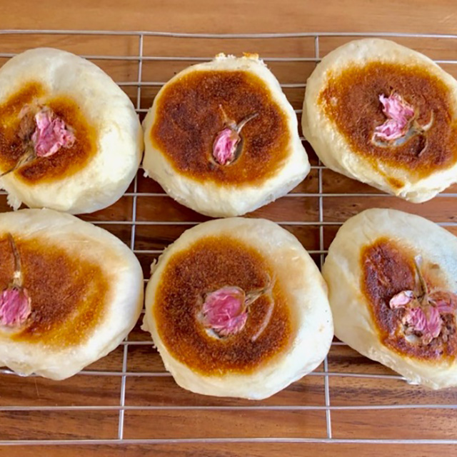 4/4は「あんぱんの日」！フライパンでできる、簡単焼き立て♨あんぱんレシピ