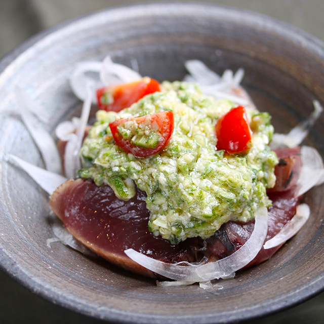脱マンネリ！鰹(かつお)のタタキの新しい食べ方「初鰹とオクラのタタキ バルサミコ風味」│発酵イタリアンレシピ