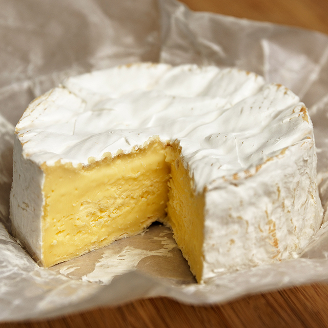 カマンベールチーズの歴史・作り方・健康作用から、食べ方・食べ頃・保存法・マリアージュまで