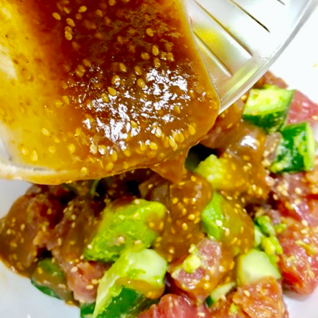 醤油麹で作るとこんなにウマい！『マグロとアボカドのポキ丼』│発酵ハワイアンレシピ