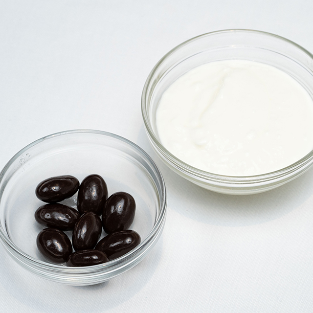 【発酵食べ合わせ】ヨーグルト×アーモンドチョコレートが便秘改善に効果的な理由