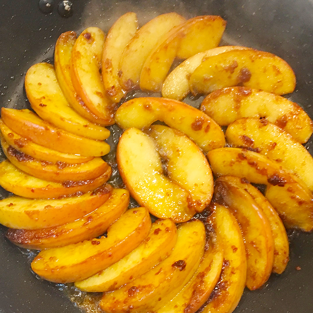 バター不使用なのに信じられないコク！味噌で作る『りんごのキャラメリゼ』レシピ