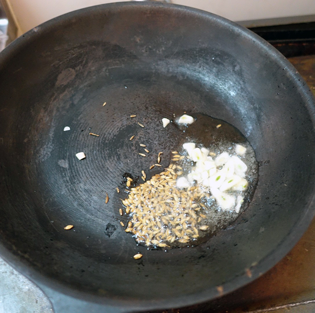 鍋に油を入れ、熱する。