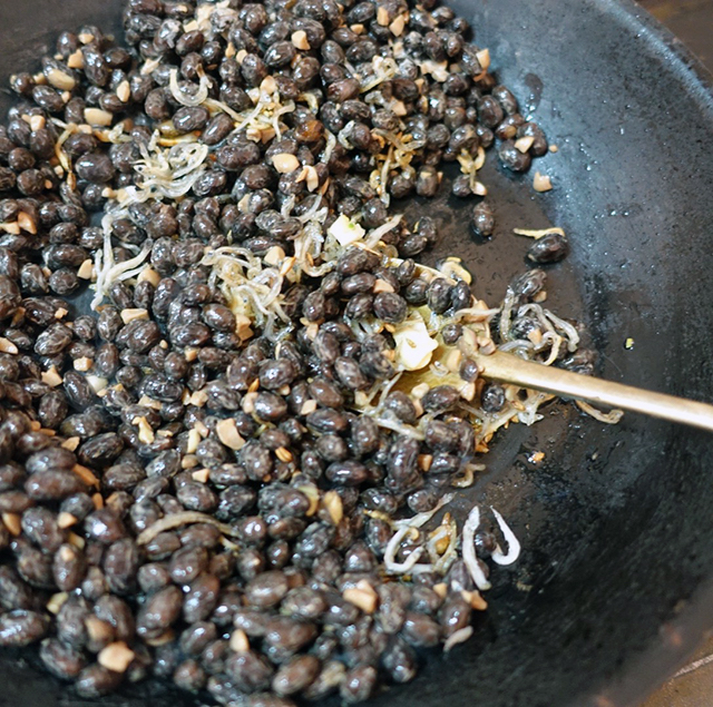 クミンシードを入れ、はぜてきたら、ニンニク、雑魚を入れて軽く炒る。