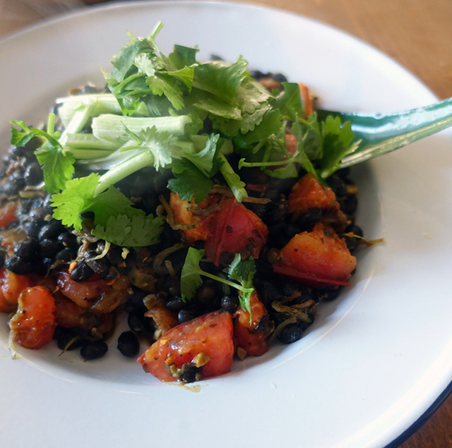 少し煮詰まったら、魚醤、塩で味を整え、火を止め、好みで唐辛子、パクチーを入れて完成。