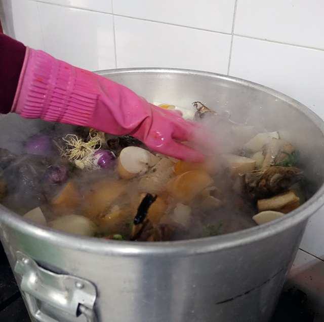 とにかく旨みが出そうな食材がこれでもかと入る。肉系の食材は入れない