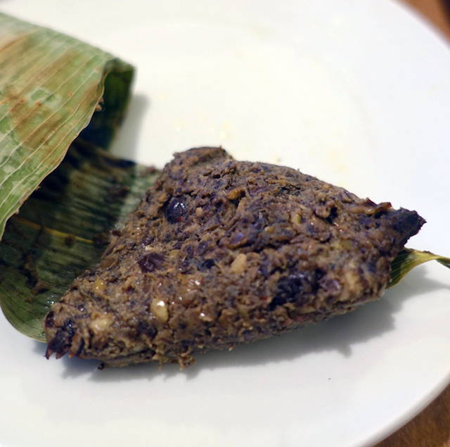 トナオ葉っぱ包みはそのまま食べても美味しいですし、ご飯や蒸した野菜や肉にディップのようにして食べます。