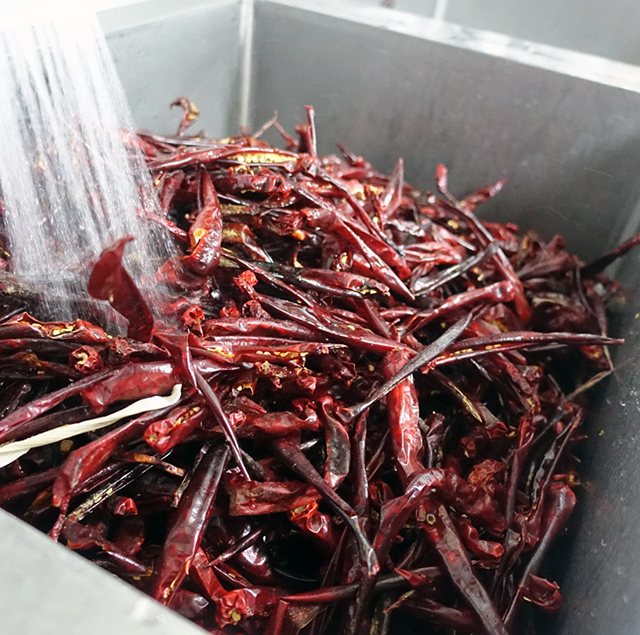 粉唐辛子以外にも丸ごとの唐辛子を荒く挽いたものを混ぜていた