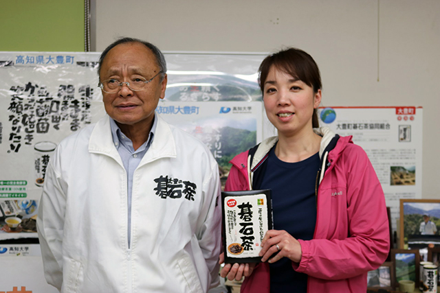 大豊町碁石茶協同組合職員の元久さんと中山さん