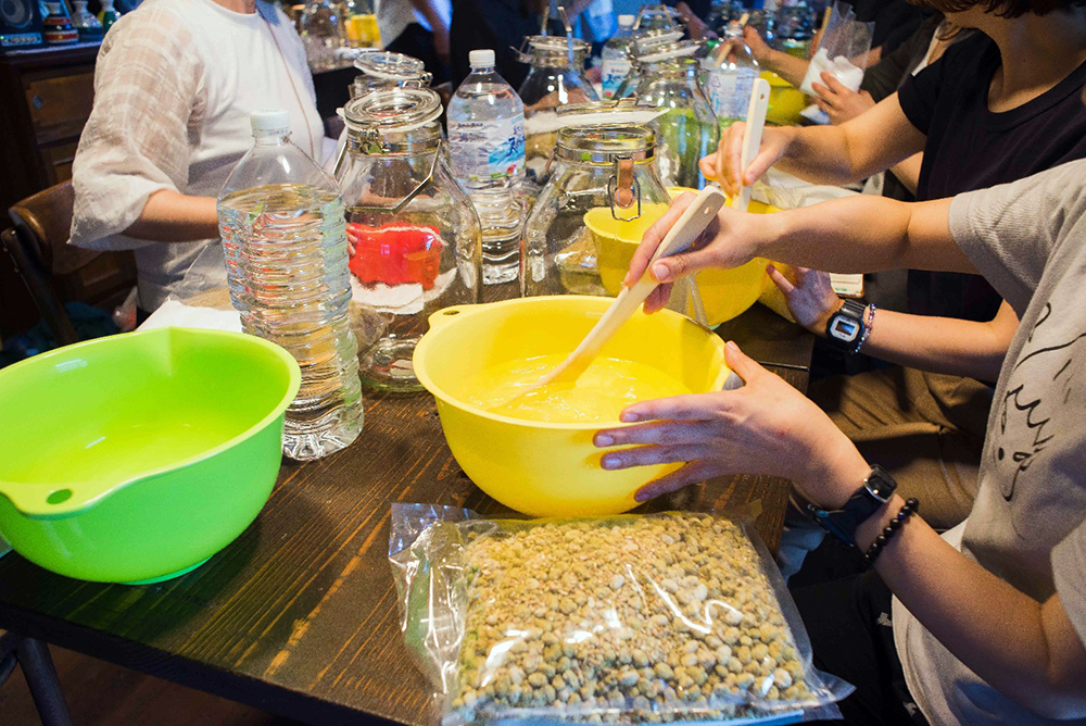 塩水を作る参加者のみなさま