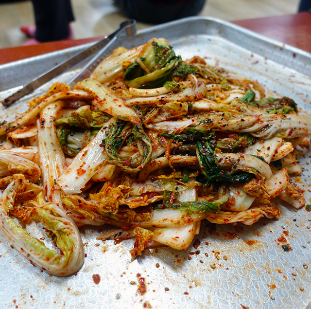 白菜のコッチョリ。コッチョリの“コッ” は「表面」「外側」、“チョリ”は「漬けたもの」。 軽く塩をした野菜をさっと簡単なヤンニョムで和えた即席漬けのようなもの