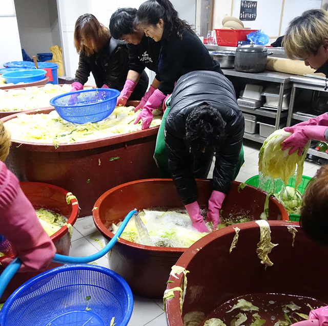 水を張った樽で3回に分けて白菜を洗って、外に運んでいく