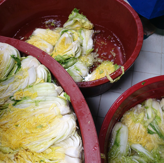 濡れた白菜は重く、扉は開けっ放しのため寒い