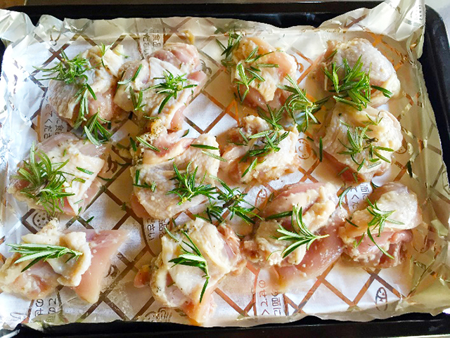 『塩麹とハーブの漬けダレ』でマリネにするチキン