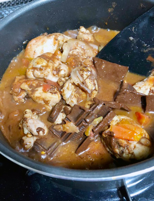 『ポジョ・デ・モーレ(鶏肉のチョコレート煮込み)』レシピ作り方