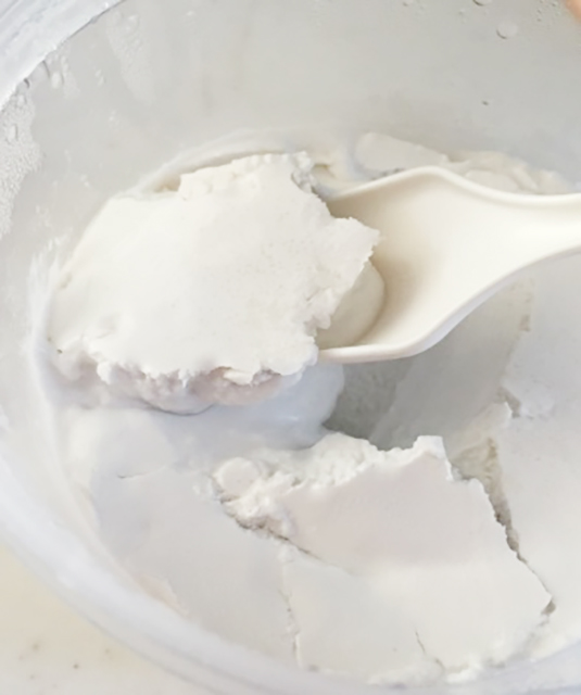 冷蔵庫でココナッツミルクヨーグルトを冷やしましょう