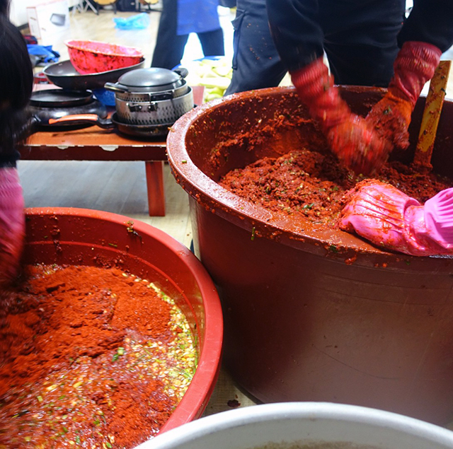 お次は、ペーストにしたニンニク、ユクス、チャプチョッカル、大量の粉唐辛子を入れていく