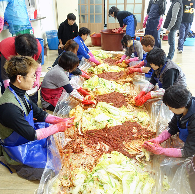 疲れも吹っ飛び、私もその中に加わり、隣の人を見ながらヤンニョムを入れていった。