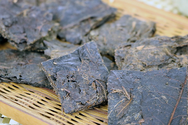 碁石のように見えるので「碁石茶」という名がついたと言われている