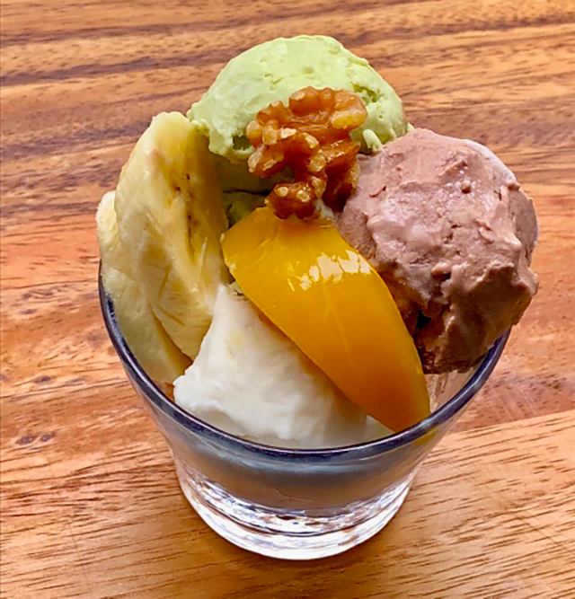 バニラ味・チョコレート味・抹茶味の甘酒アイスクリームで作る発酵パフェ