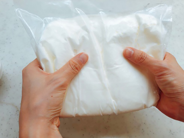 冷凍の途中、1時間ごとにジッパー付袋ごともみほぐし、空気を入れると柔らかく出来ます。