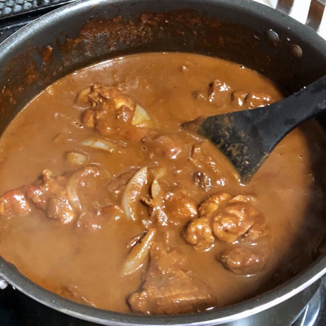 『ポジョ・デ・モーレ(鶏肉のチョコレート煮込み)』レシピ作り方